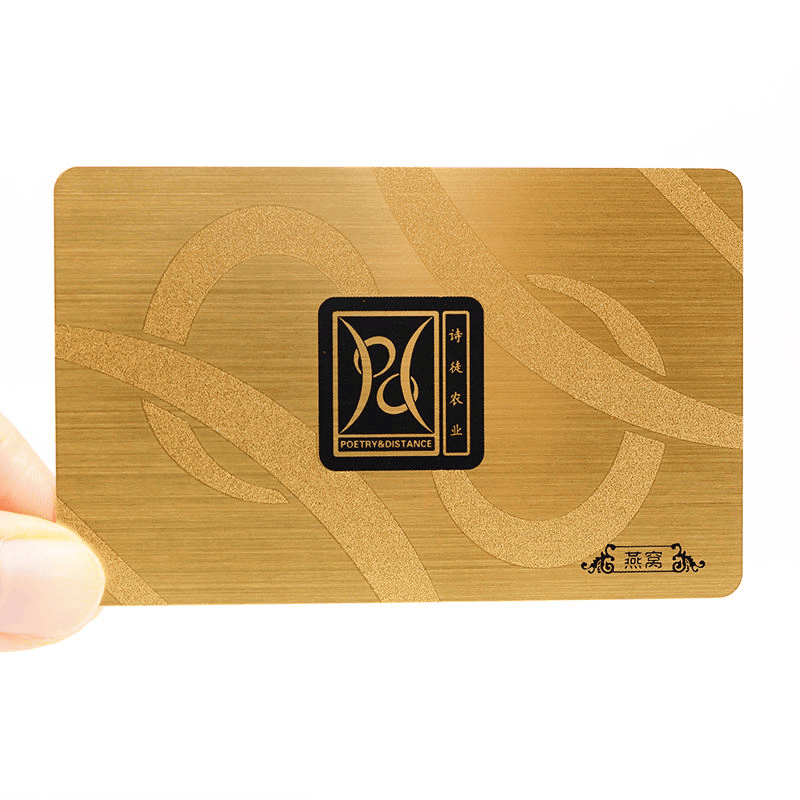 Krupni plan zlatne brušene plastične VIP kartice prikazuje finu brušenu teksturu i oštru štampu logotipa za prilagođavanje premijum kvaliteta.