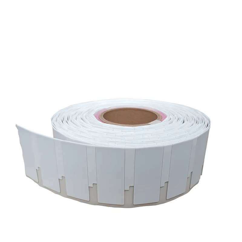 Ova slika prikazuje Savitljive UHF RFID etikete za inventar na metalu i ističe poliranu ivicu za primene iz kategorije Fleksibilne UHF RFID oznake za metal.