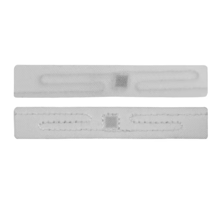 Izuzetno lagana RFID oznaka T7010-1 ima prozračnu tkanu strukturu za neprimetno uklapanje u tekstil.