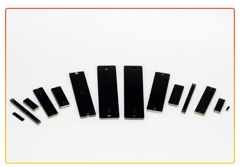 PCB RFID oznaka dugog dometa za identifikaciju sredstava na metalu, prikazana iz perspektive jasno graviranog logotipa za primene PCB RFID oznaka na metalu.