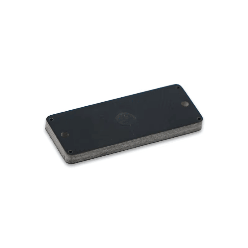 Detaljan prikaz crne PCB RFID oznake P2510-2 pokazuje izdržljivu konstrukciju za industrijsku upotrebu.