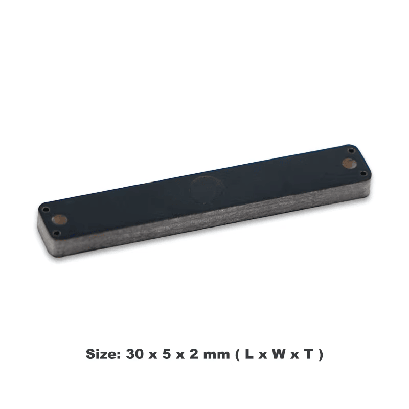 Ova uska RFID oznaka model P3005-3 savršeno pristaje tankim metalnim površinama na kojima su standardne oznake preširoke.