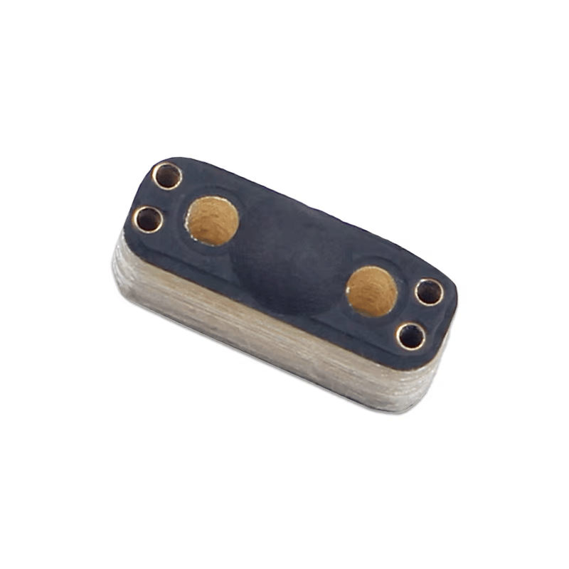Detaljan prikaz pod uglom pokazuje PCB RFID oznaku P0803-1 za metal s ispupčenim vrhom i metalizovanim otvorima za stabilno očitavanje na metalu.
