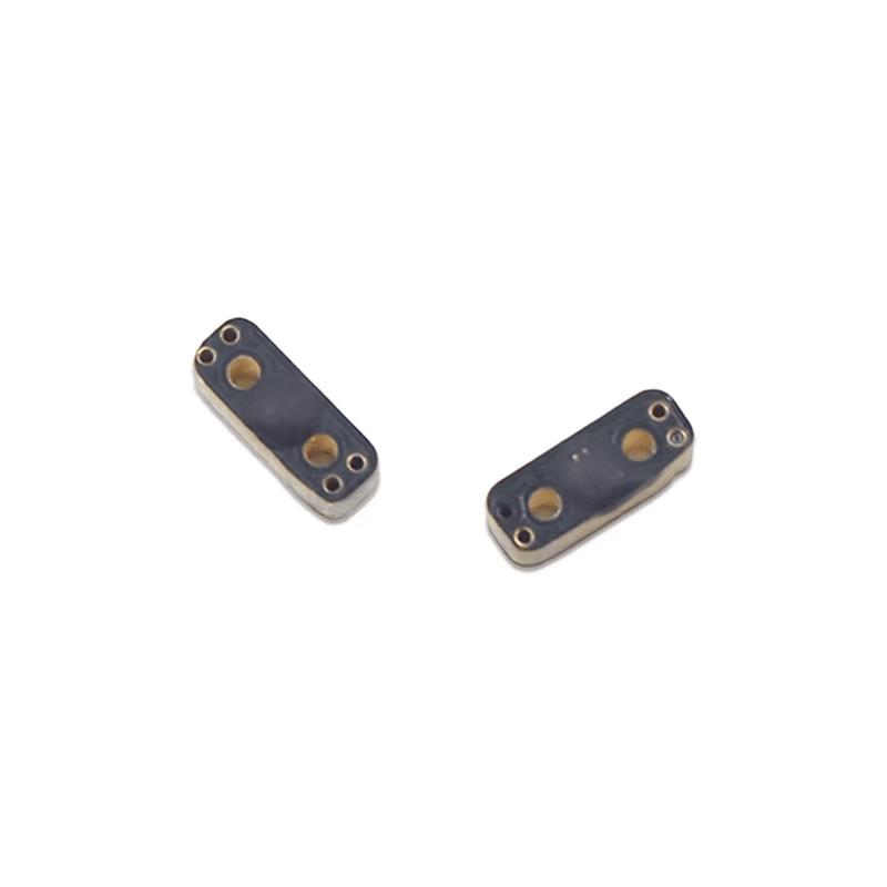 Dijagonalni prikaz dve PCB RFID oznake P0803-1 za metal naglašava montažne otvore i izdržljivo lice prekriveno epoksidom.