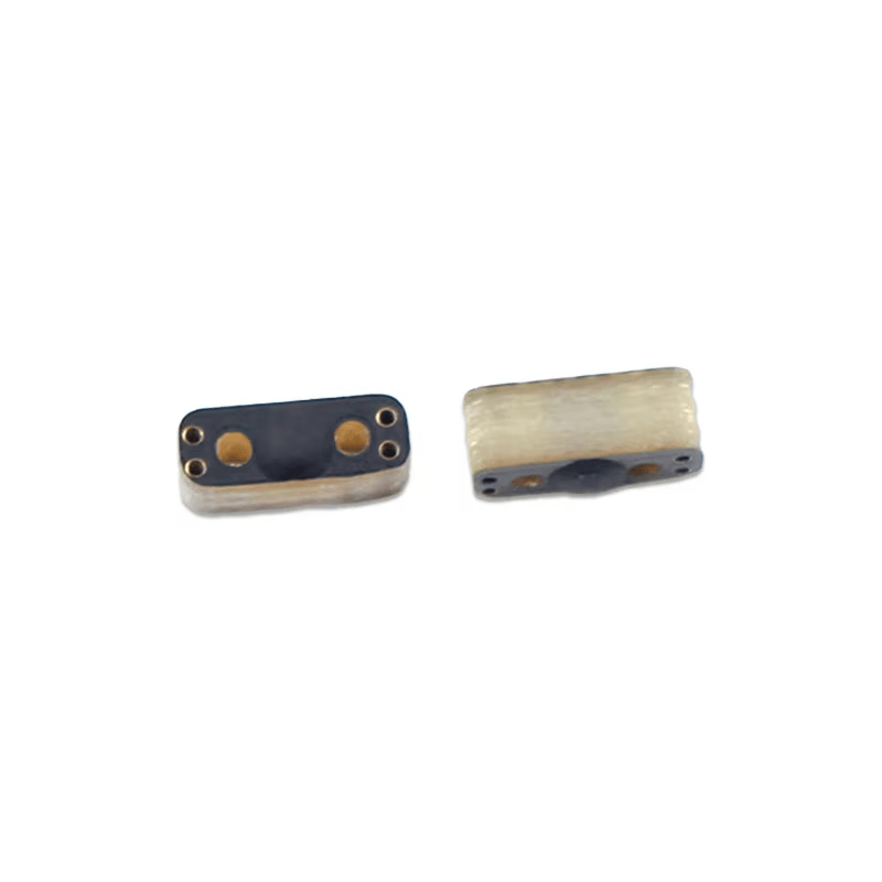 Fotografija prikazuje dve PCB RFID oznake P0803-1 za metal odozgo i iz profila kako bi istakla njihovu robusnu konstrukciju za označavanje opreme.