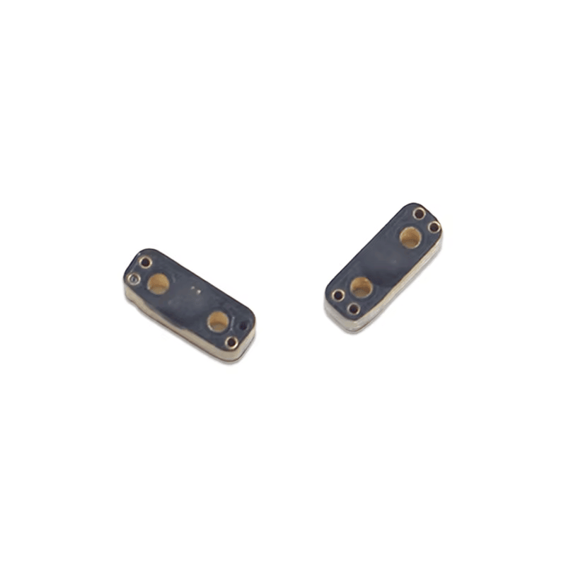 Slika prikazuje dve razmaknute PCB RFID oznake P0803-1 za metal i njihov mali format namenjen praćenju metalnih površina.