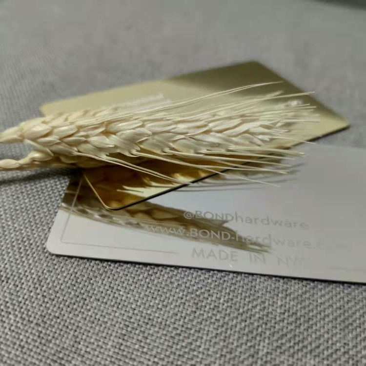 Luksuzna zlatna metalna kartica sa NFC tehnologijom spaja tradicionalnu eleganciju i savremene funkcije digitalnog povezivanja