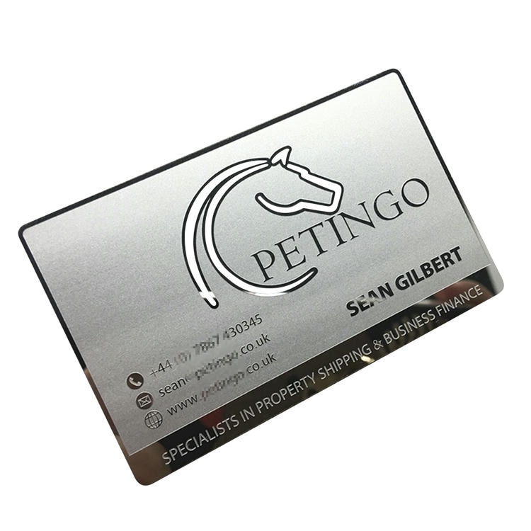 Pogled pod uglom na mat crnu metalnu NFC karticu ističe premijum završnicu i čvrstu konstrukciju za rukovodioce
