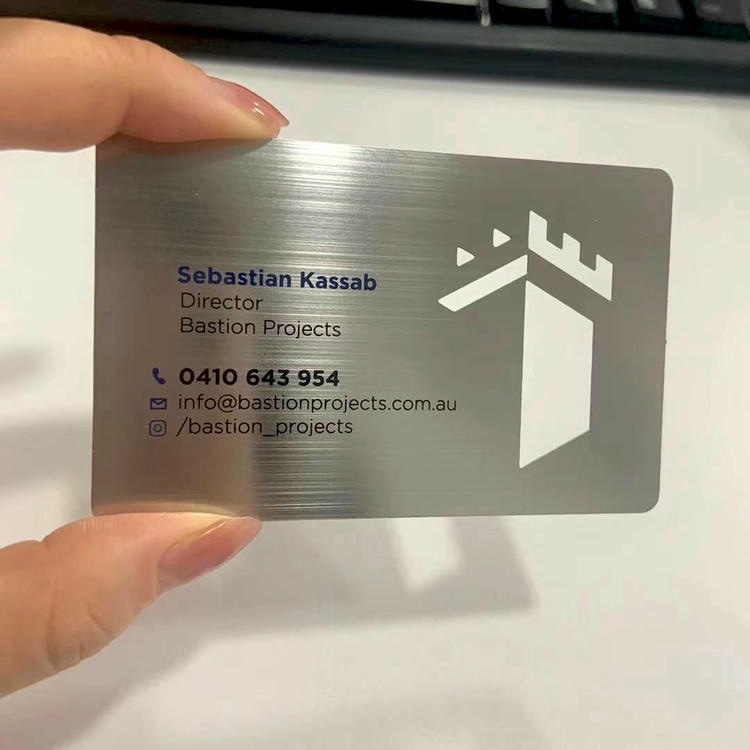 Bočni profil gomile metalnih kartica prikazuje čvrste kvalitetno obrađene ivice i ujednačenu debljinu.