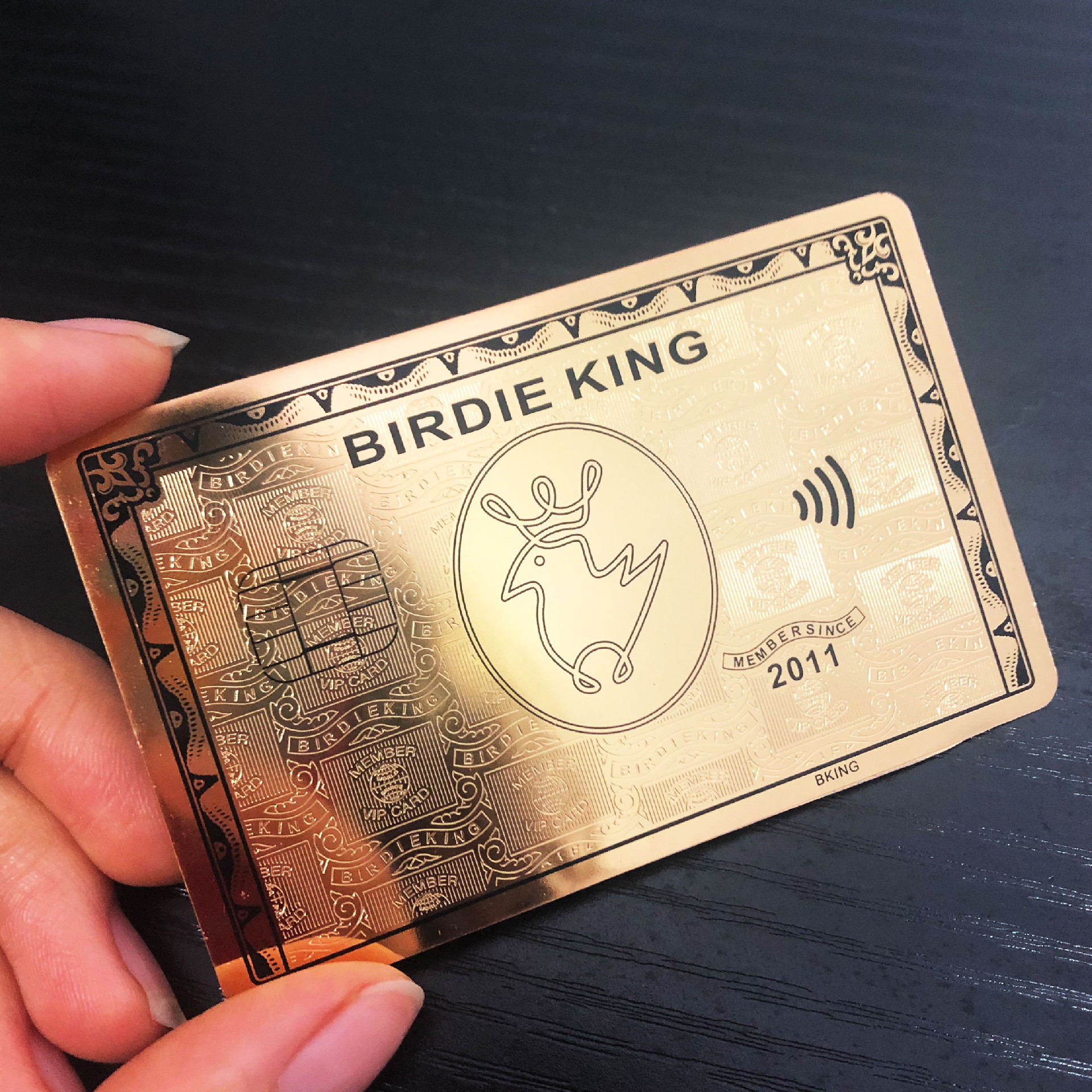 Dobavljač metalnih RFID kartica za pametan pristup, prikazan sa fokusom na brušenu metalnu završnu obradu za projekte metalnih beskontaktnih IC kartica.