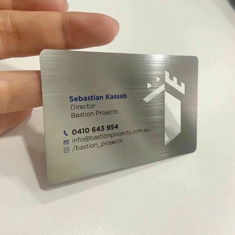 Pogled spreda na metalnu RFID člansku karticu prikazuje čist laserski graviran logotip i prefinjeno predstavljanje brenda.