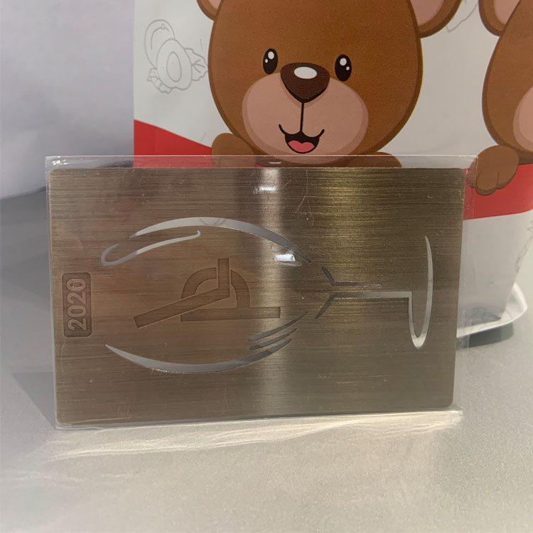Personalizovana metalna ID kartica spremna za izdavanje koja pokazuje mogućnost štampe i numerisanja promenljivih podataka.