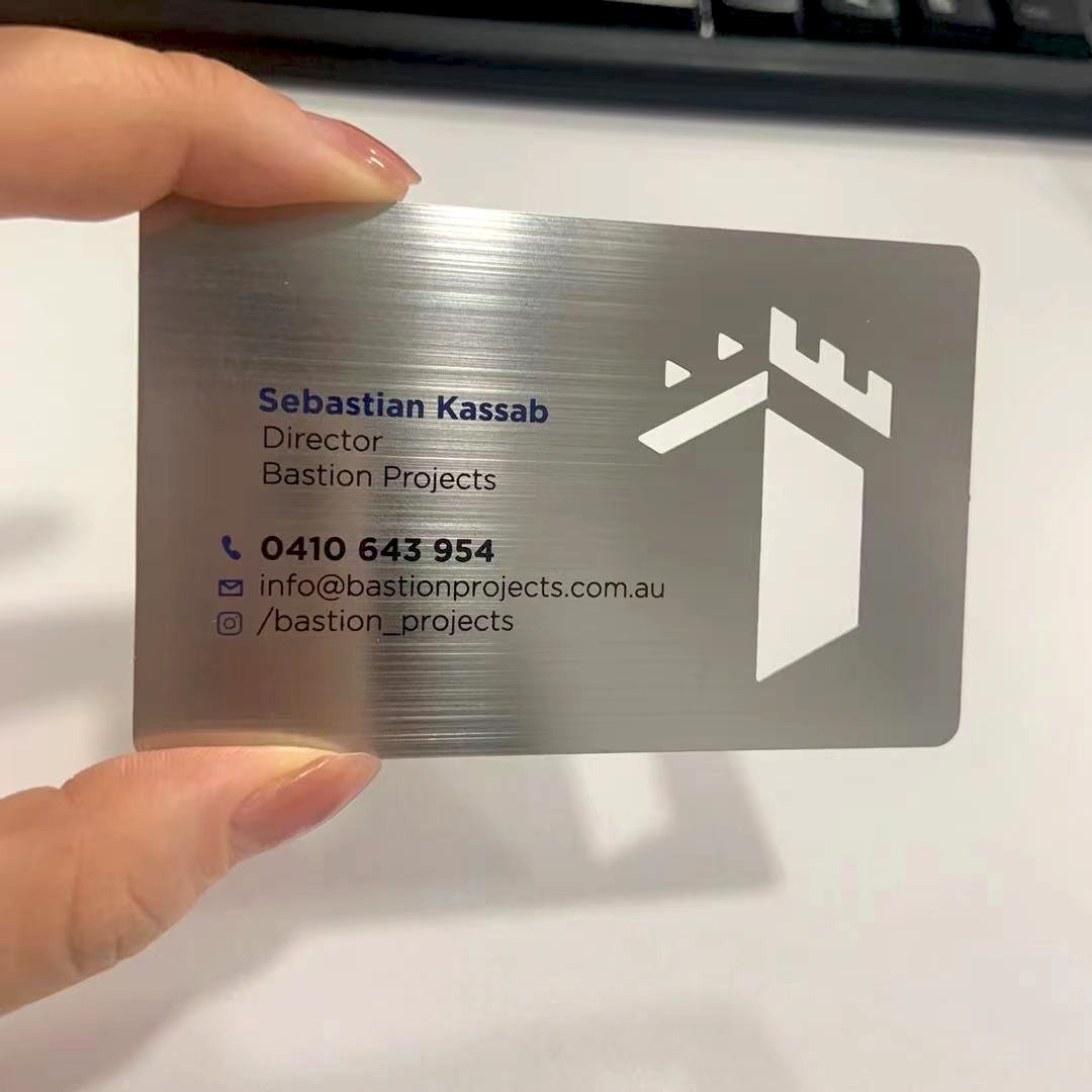 VIP metalna članska kartica sa zlatnim akcentima koja pruža prepoznatljiv statusni simbol za članove ekskluzivnog kluba.
