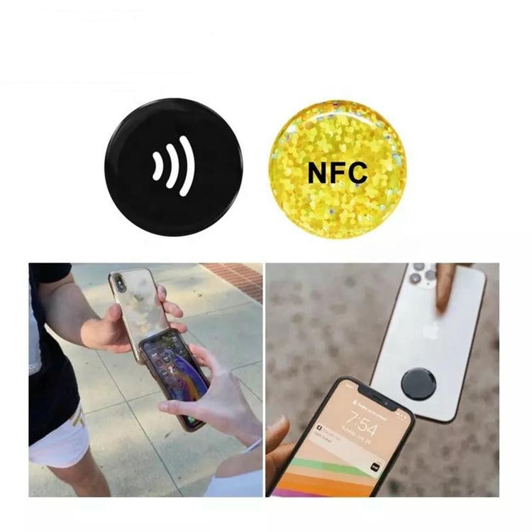 Kolaž NFC nalepnica od epoksidne smole visokog nivoa zaštite prikazuje okrugle ispupčene oznake i scene dodirivanja telefonom radi demonstracije brze beskontaktne provere.