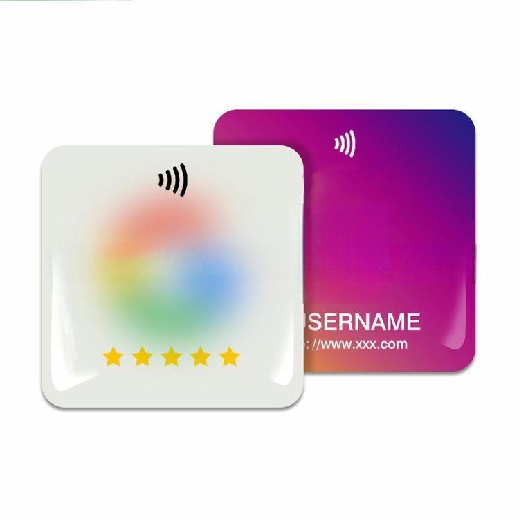 NFC nalepnica od epoksidne smole visokog nivoa zaštite prikazana je kao četvrtasta ispupčena oznaka sa bežičnim simbolom i zvezdicama za ocenjivanje radi bezbedne provere proizvoda.