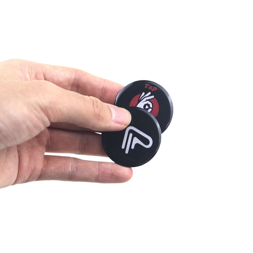 Sjajni RFID privezak za ključeve od epoksidne smole prikazuje kristalno proziran premaz koji ističe odštampanu grafiku i povećava izdržljivost.