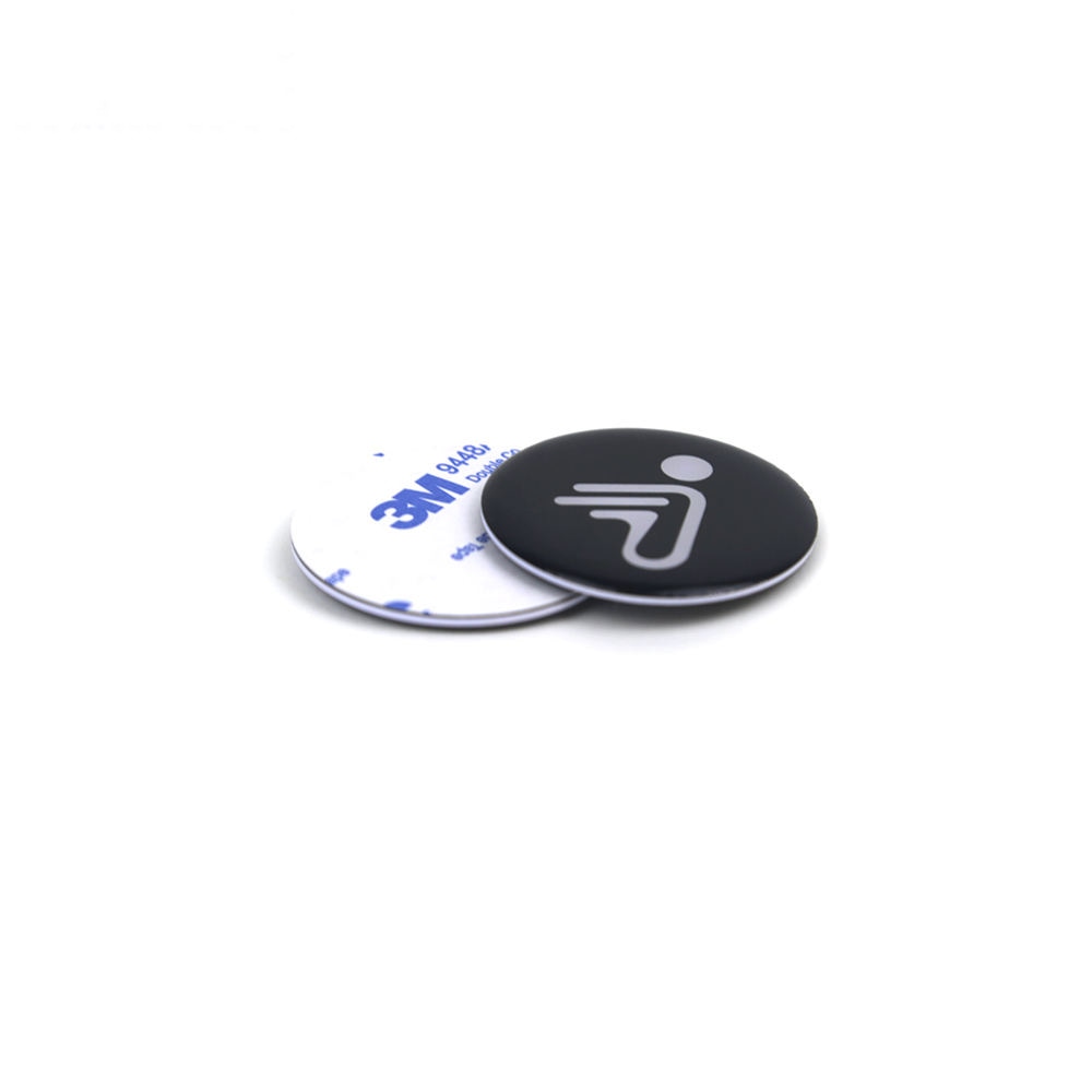 Priručni RFID pristupni privezak sa čvrstom metalnom alkom lako se pričvršćuje na ključeve i trake za nošenje.