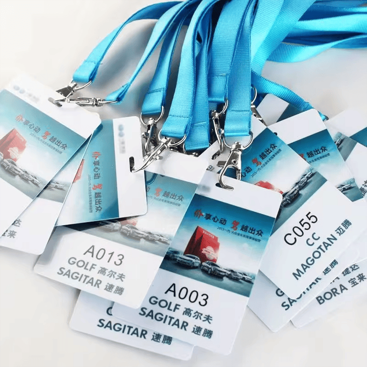 Fotografija proizvoda ID bedževi – propusnice i pristupne kartice po meri prikazuje dizajn veličine novčanika u kategoriji Plastične kartice.