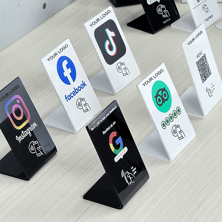 Akrilni NFC stalak za plaćanje visoke klase služi kao osnova za beskontaktnu interakciju u prodavnicama i na hotelskim recepcijama.