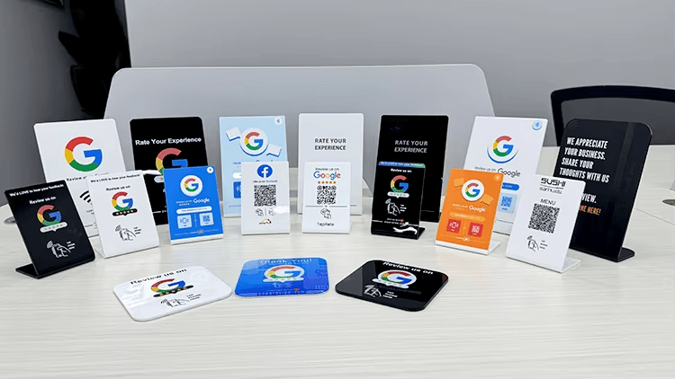 Tabela tehničkih specifikacija za akrilni NFC stalak sa detaljima o dimenzijama, materijalima i kompatibilnosti sa NTAG čipom za profesionalne poslovne primene.