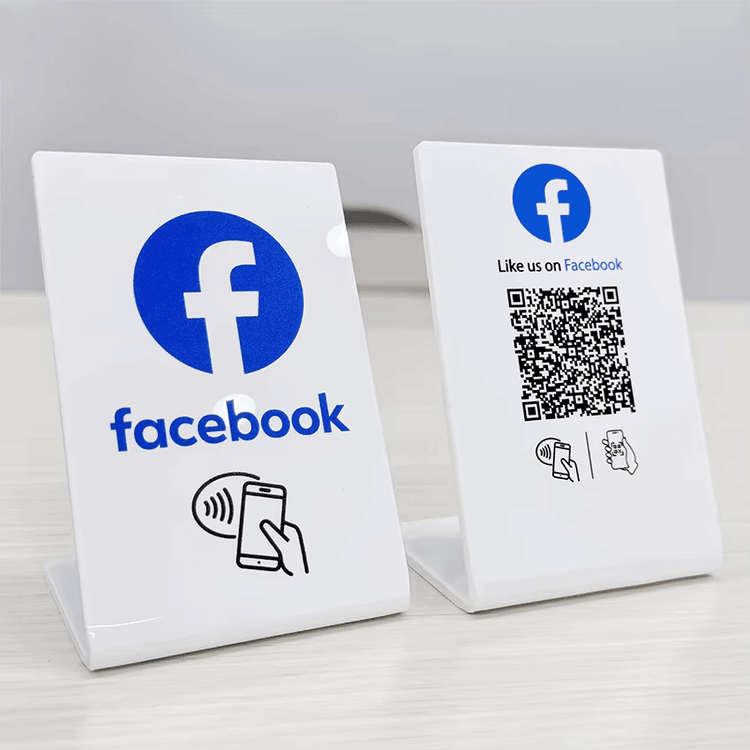 Providni akrilni NFC stalak za prikaz ima brendirani logotip po meri i integrisan QR kod za profesionalno deljenje digitalnih informacija.