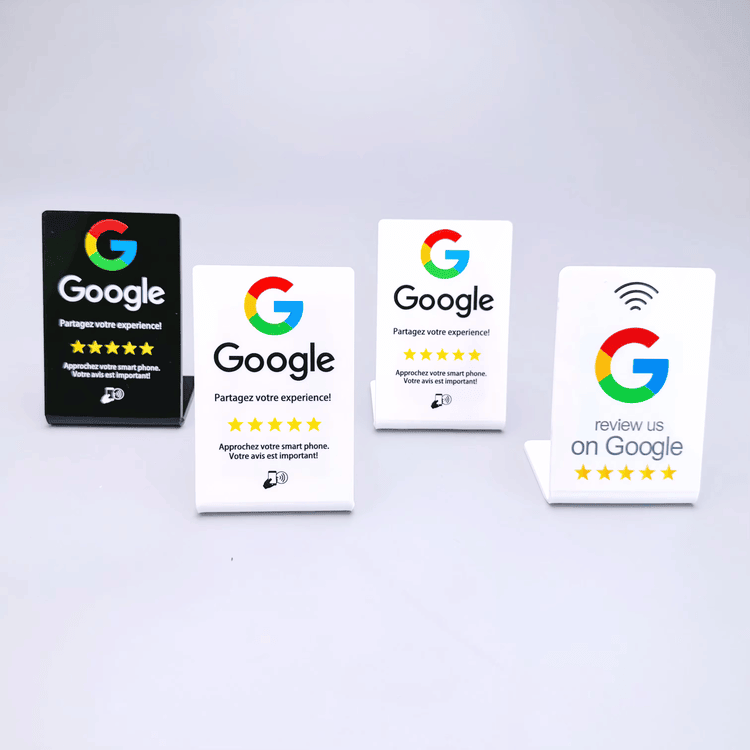 Kolekcija NFC stalaka za menije s brendiranjem po meri i štampom logotipa visoke rezolucije u različitim bojama za profesionalne ugostiteljske usluge.