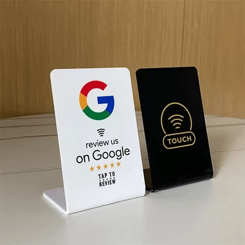 Brendirani NFC stalak za sobu ima logotip štampan u visokoj rezoluciji i jasno označenu interaktivnu zonu za posetioce s pametnim telefonima.
