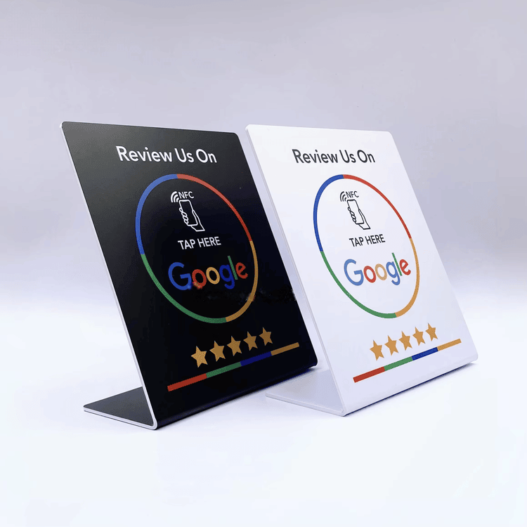 Primer primene NFC stalka za Google recenzije koji prikazuje kako trgovci trenutno prikupljaju povratne informacije kupaca i ocene zvezdicama putem beskontaktnog prislanjanja.
