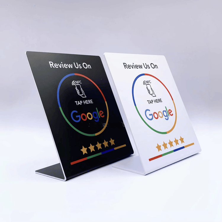 Kupac koristi pametni telefon za interakciju sa NFC stalkom za Google recenzije u prodavnici kako bi ostavio povratnu informaciju.