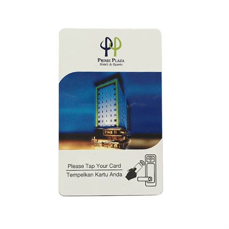 Bezkontaktne hotelske kartice za pametne hotele prikazane iz jasne perspektive štampanog logotipa za primenu u hotelskim karticama.