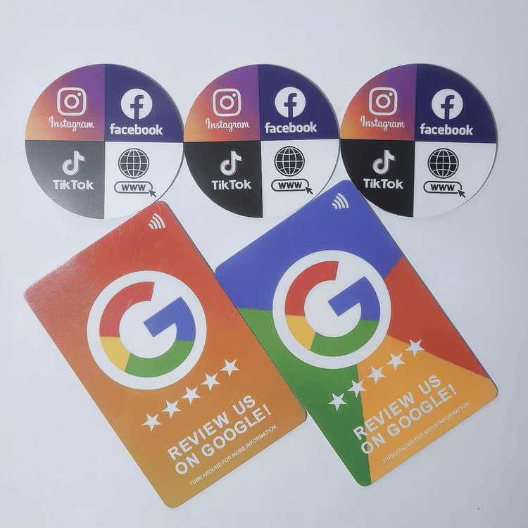 Profesionalna ilustracija procesa kontrole kvaliteta za NFC stalke, gde svaka jedinica prolazi test osetljivosti čipa pre otpreme.