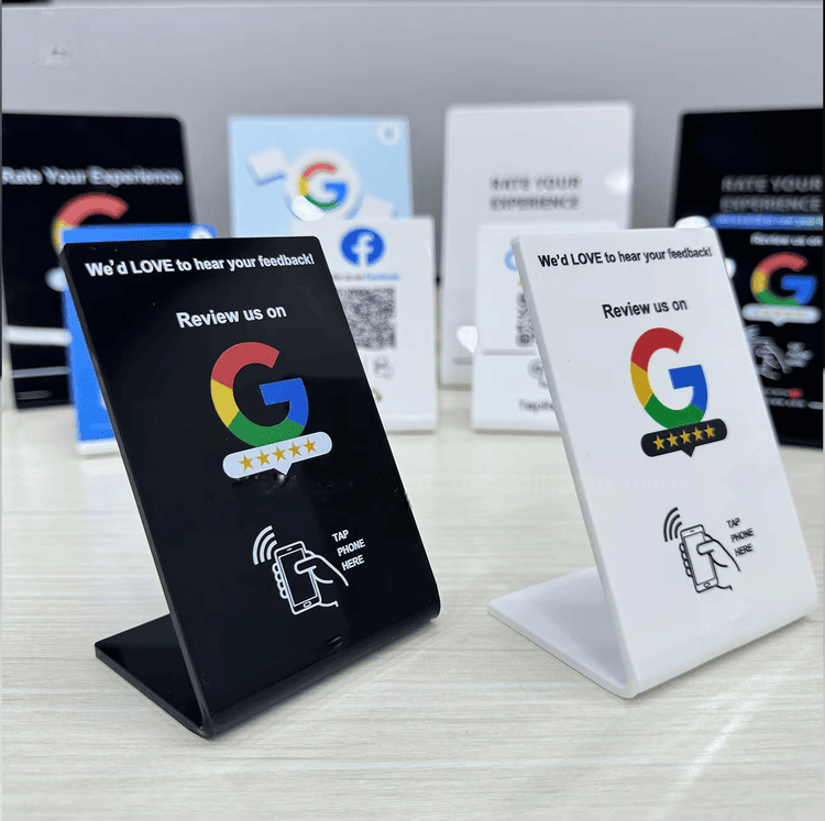 NFC stalak za Google recenzije postavljen je na kasi i podstiče kupce da ostave povratnu informaciju.