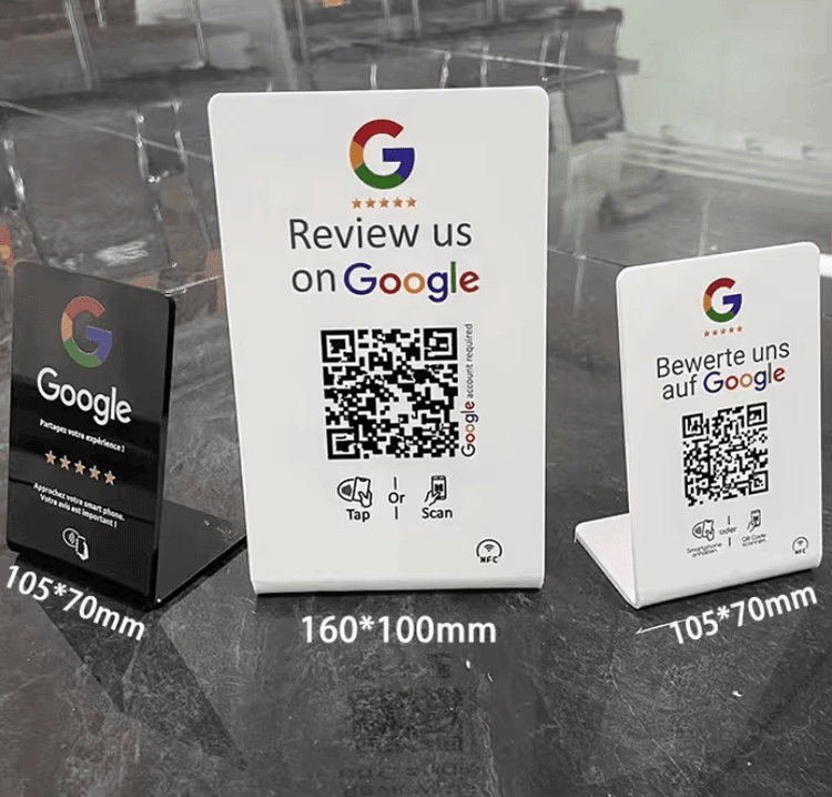 NFC stalak namenjen deljenju na društvenim mrežama nalazi se pored proizvoda u promotivnom izlogu.