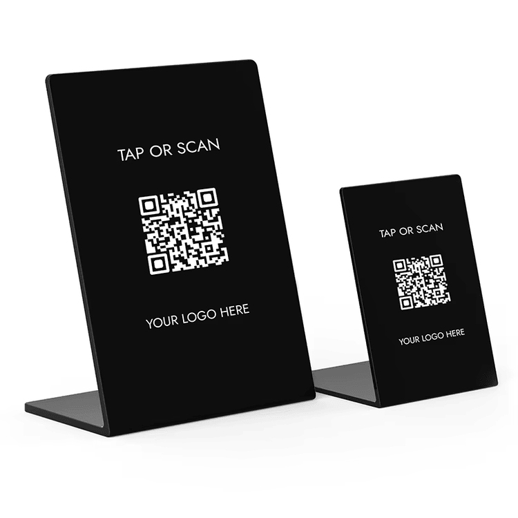 Proizvođač NFC akrilnih stalaka prikazan sa detaljem čipa za kupce koji upoređuju rešenja NFC stalaka.