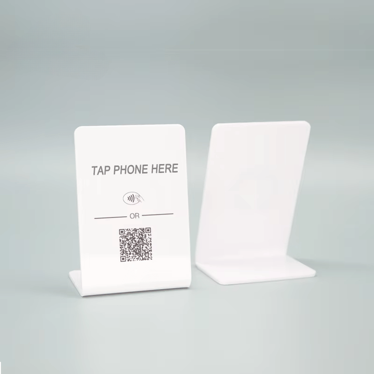 Fotografija proizvoda Minimalistički akrilni NFC stalak za savremene stolove prikazuje detalj čipa u kategoriji NFC stalci.