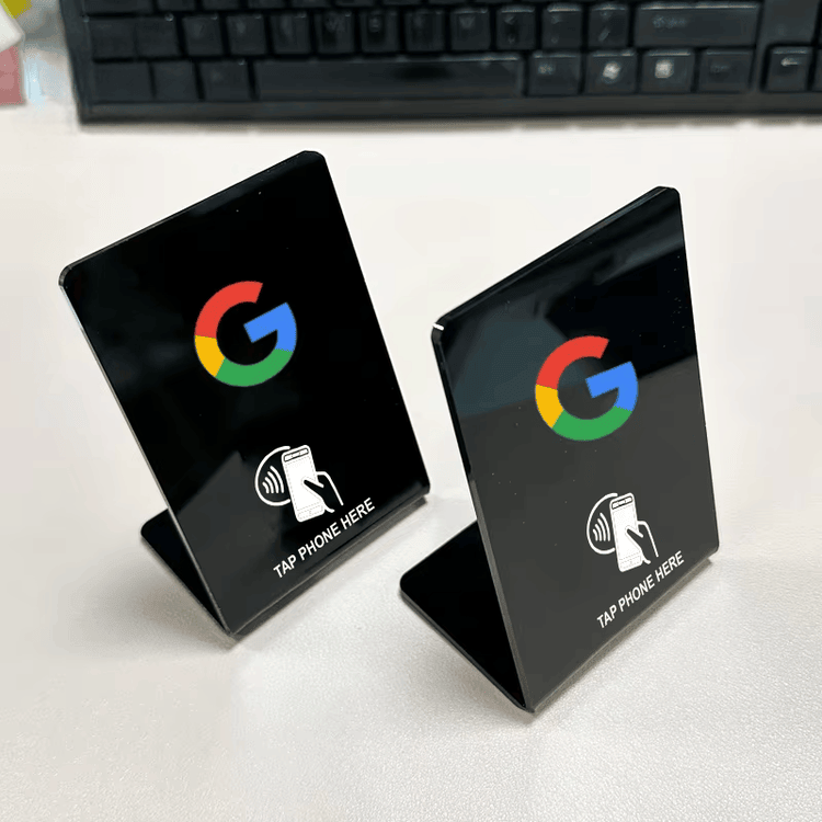 Fotografija proizvoda Minimalistički akrilni NFC stalak za savremene stolove sa naglaskom na beskontaktno skeniranje za projekte iz kategorije NFC stalci.