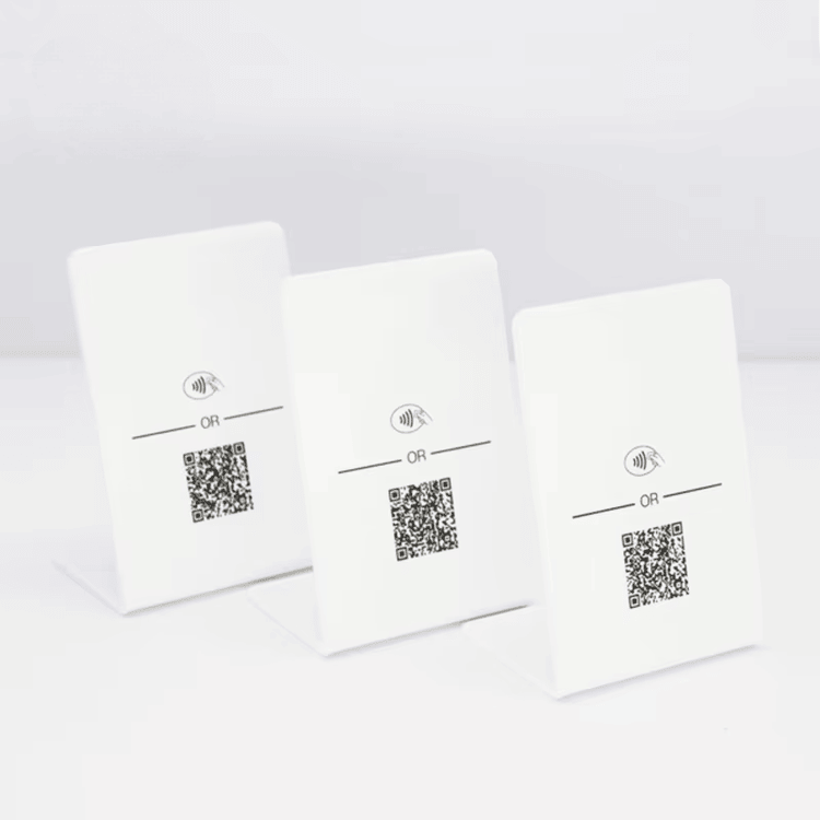 Prilagođeni akrilni NFC držači za moderne radne stolove prikazani iz perspektive jasnog detalja za primene NFC držača.
