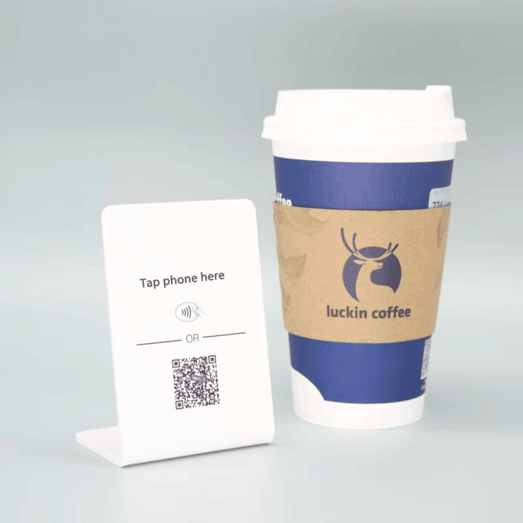 Ova slika ističe prilagođene akrilne NFC držače za moderne radne stolove iz prednjeg prikaza za primene NFC držača.