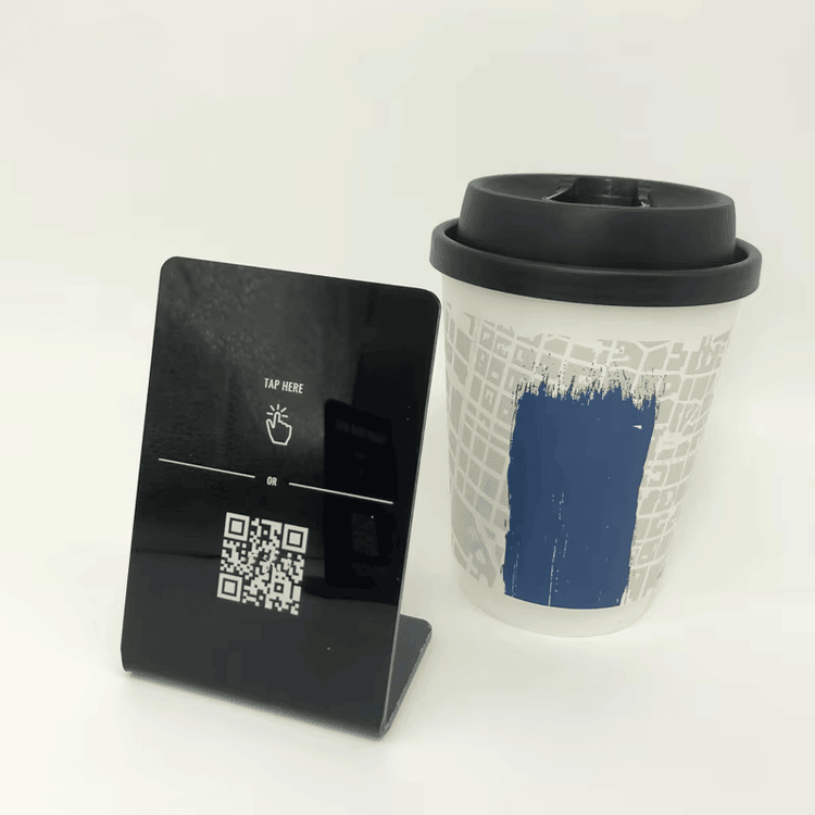 Fotografija proizvoda Minimalistički akrilni NFC stalak za savremene stolove iz perspektive koja ističe završnu obradu materijala za primene iz kategorije NFC stalci.