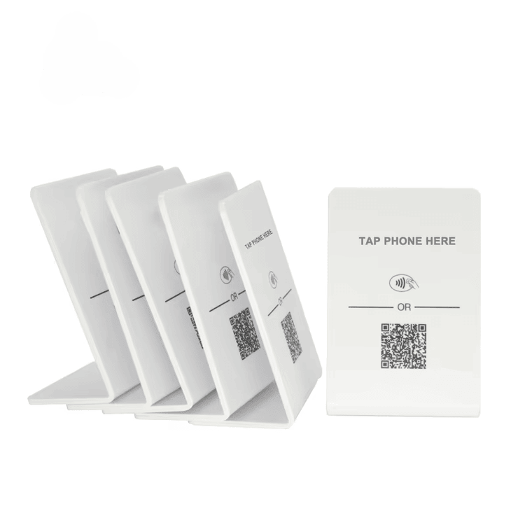 Fotografija proizvoda Minimalistički akrilni NFC stalak za savremene stolove prikazuje štampani logotip u kategoriji NFC stalci.