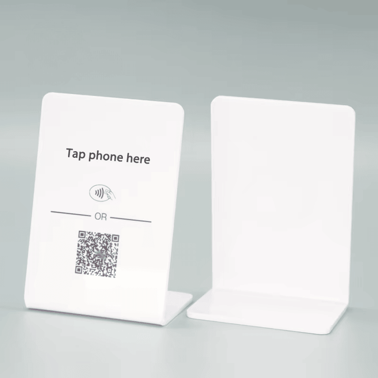 Prilagođeni akrilni NFC držači za moderne radne stolove prikazani sa fokusom na bočni prikaz za projekte NFC držača.