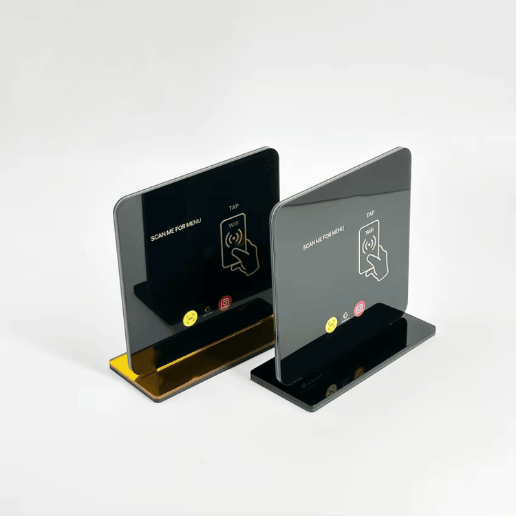 Fotografija proizvoda prilagođenih akrilnih NFC držača za recenzije i QR linkove koja prikazuje zadnji izgled u kategoriji NFC držača.