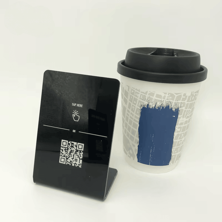 Ova slika prikazuje prilagođene akrilne NFC držače za recenzije i QR linkove za veleprodajnu narudžbu za NFC držače.