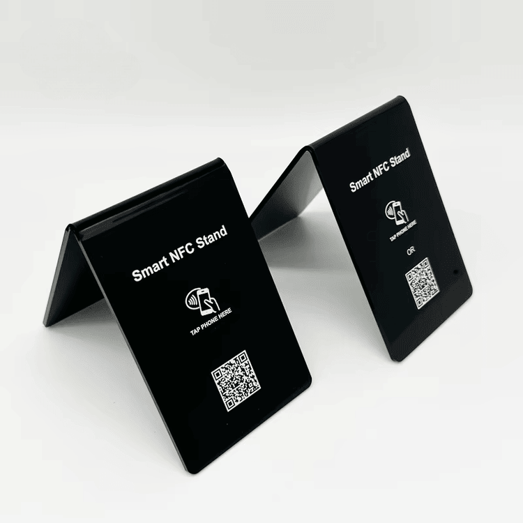 Ova slika prikazuje prilagođene akrilne NFC držače za recenzije i QR linkove sa prilagođenom štampom kartica za NFC držače.