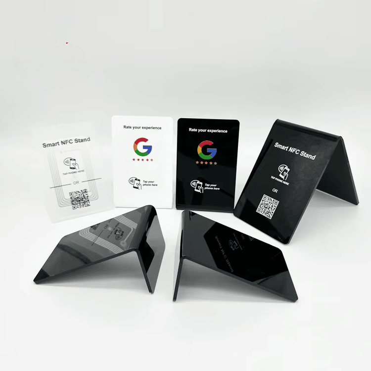 Ova slika prikazuje prilagođene akrilne NFC držače za recenzije i QR linkove sa prilagođenim dizajnom za NFC držače.