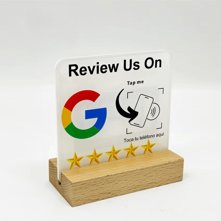 Prilagođeni akrilni NFC držači za recenzije i QR linkove prikazani sa prednjim izgledom za kupce koji upoređuju NFC držače.