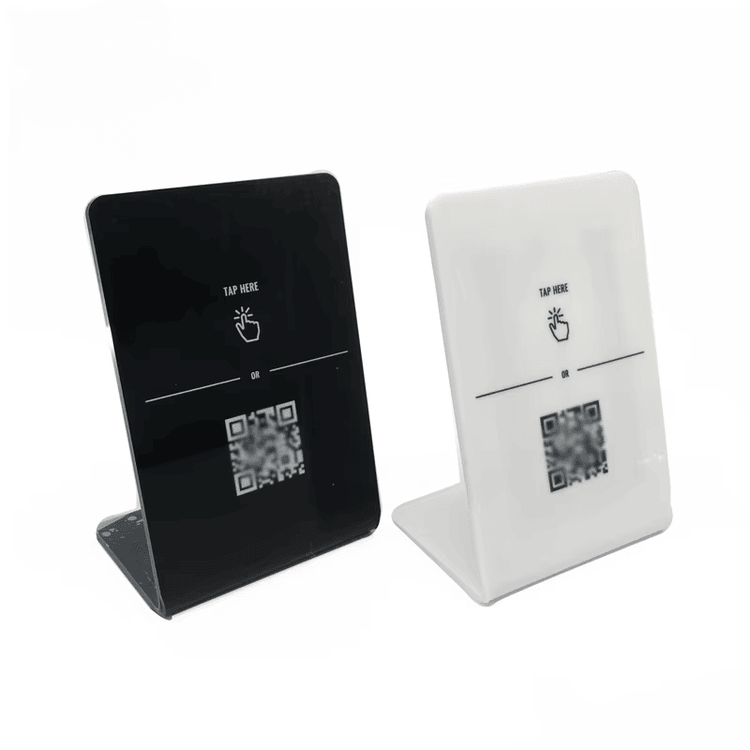 Fotografija proizvoda prilagođenih akrilnih NFC držača za recenzije i QR linkove koja prikazuje maloprodajno pakovanje u kategoriji NFC držača.