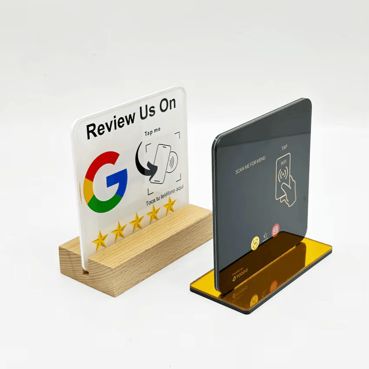 Ova slika prikazuje prilagođene akrilne NFC držače za recenzije i QR linkove dizajna veličine novčanika za NFC držače.