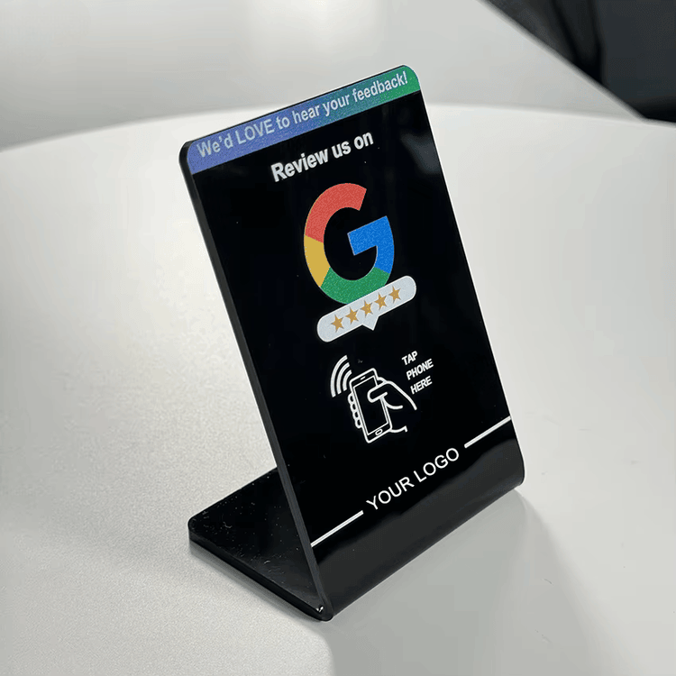NFC stalci u prilagođenoj boji za brendirane tap displeje prikazani sa prilagođenom štampom kartica za kupce koji upoređuju NFC stalaka rešenja.