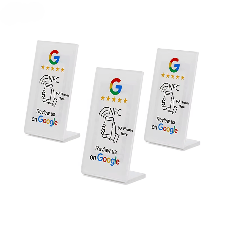 Ova slika prikazuje prilagođene NFC stalke za poručivanje preko menija i QR prikaz, sa prednjim izgledom za NFC aplikacije.